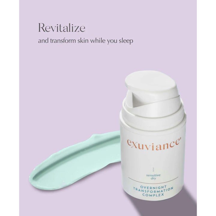 Exuviance Overnight Transformation Complex 50 g nattkrem for sensitiv tørr hud i hvit pumpeflaske med lysegrønn tekstur.