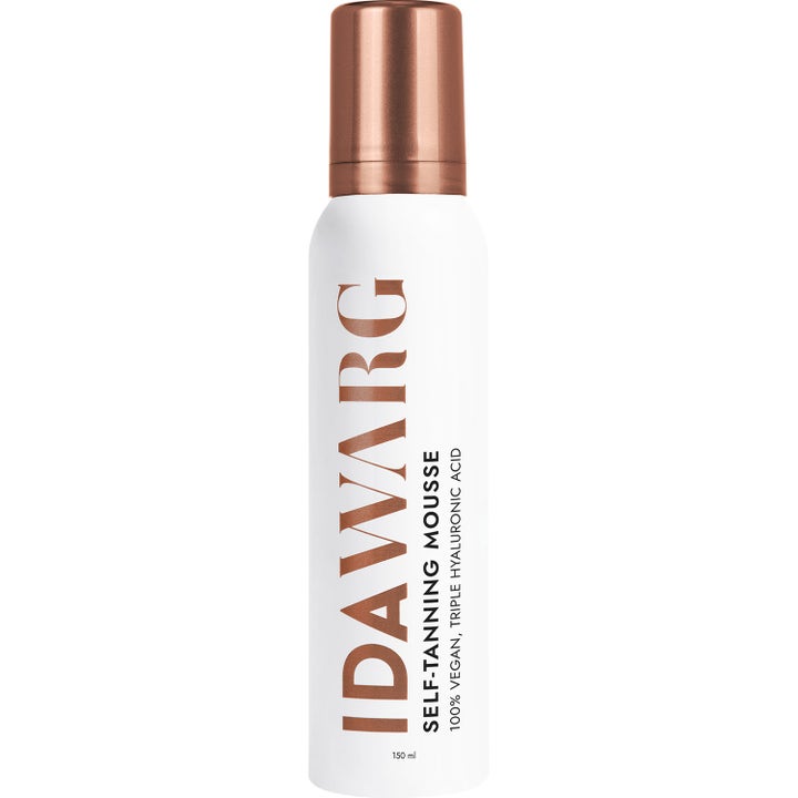 Ida Warg Self-Tanning Mousse 150 ml fuktighetsgivende selvbruningsmousse med hyaluronsyre i hvit flaske med bronsekork