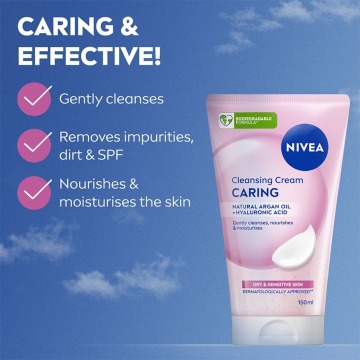 NIVEA Cleansing Cream Caring 150 ml pleiende ansiktsrens med arganolje i rosa tube mot en blå himmel med skyer.