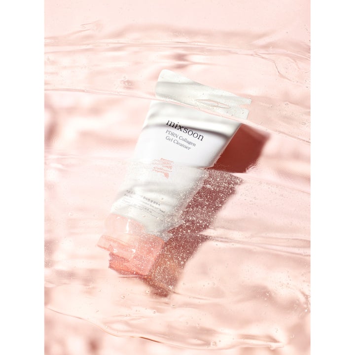 Mixsoon PDRN Collagen Gel Cleanser 100 ml ansiktsrens nedsenket i en klar geltekstur med vannbobler.