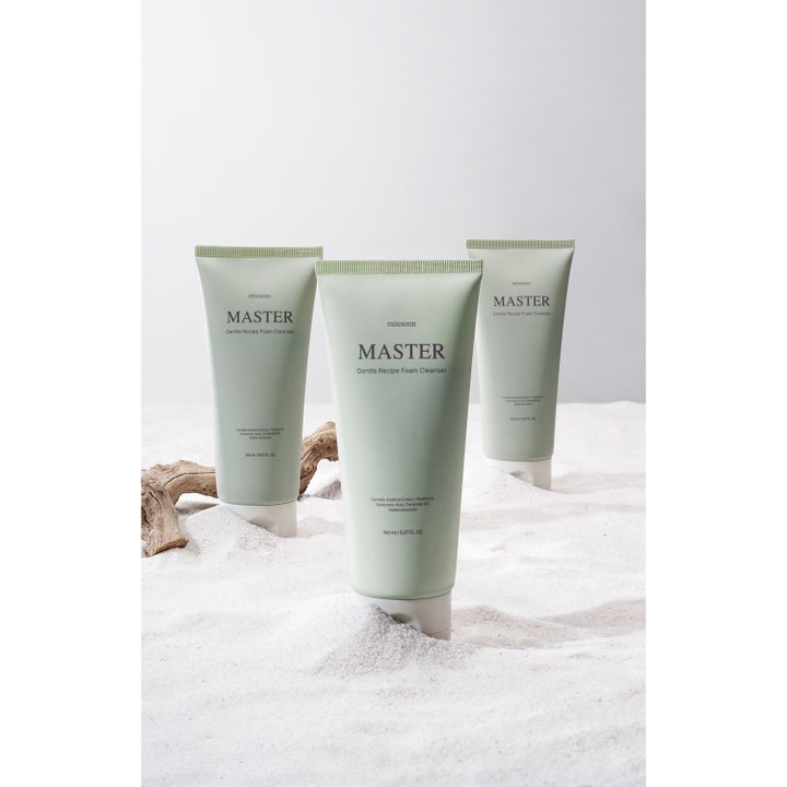 Mixsoon Master Gentle Recipe Foam Cleanser 150 ml beroligende rengjøringsskum i tre grønne tuber i hvit sand