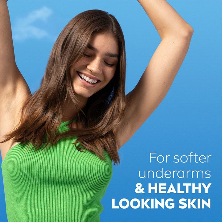 NIVEA Derma Control Defend 150 ml deo spray gir mykere underarmer på smilende kvinne mot blå bakgrunn