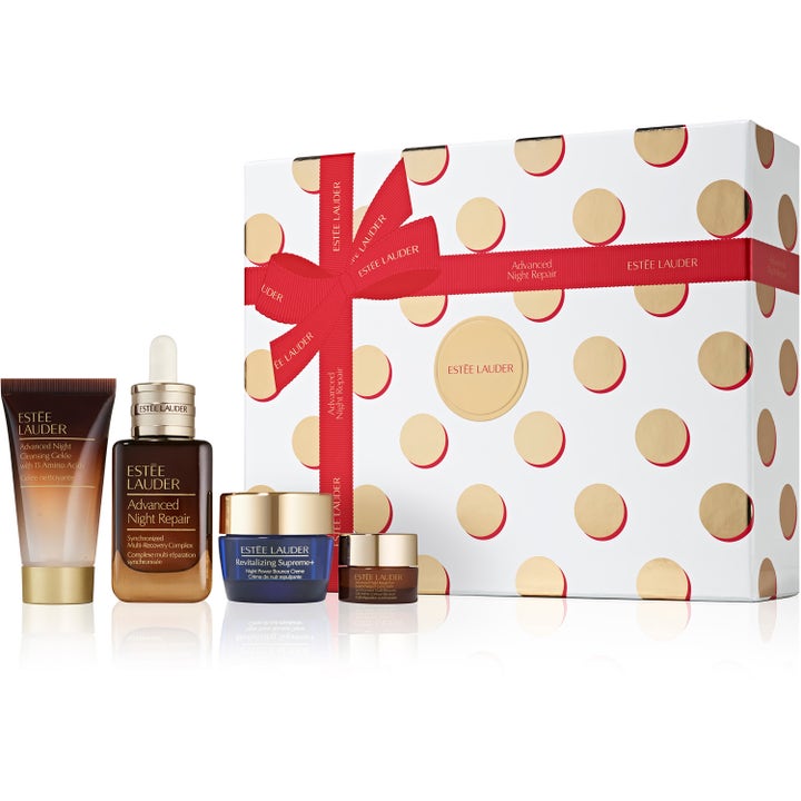 Estée Lauder Advanced Night Repair 4 deler hudpleiesett for glød i hvit gaveeske med gullprikker og rød sløyfe