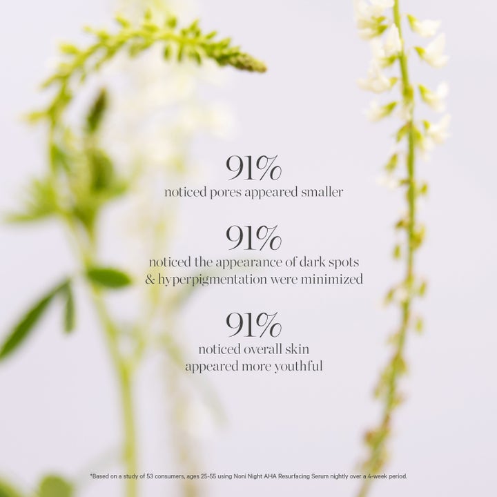 KORA Organics Noni Night AHA Resurfacing Serum 30 ml viser 91 % reduksjon av porer og pigmentflekker mot hvite blomster.