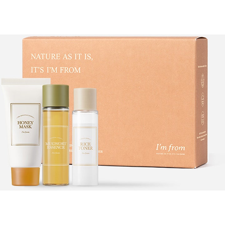 I'm From Best Seller Kit hudpleiesett med ansiktsmaske, essens og toner foran en brun boks.