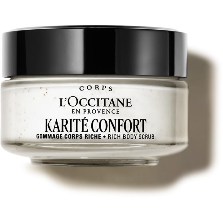 L'Occitane Karité Confort Rich Body Scrub eksfolierende kroppsskrubb i glasskrukke med sort lokk og hvit kremet tekstur
