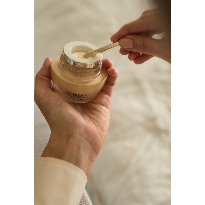 Sensai Ultimate The Eye Cream 15 ml fuktighetsgivende øyekrem i krukke som påføres med spatel