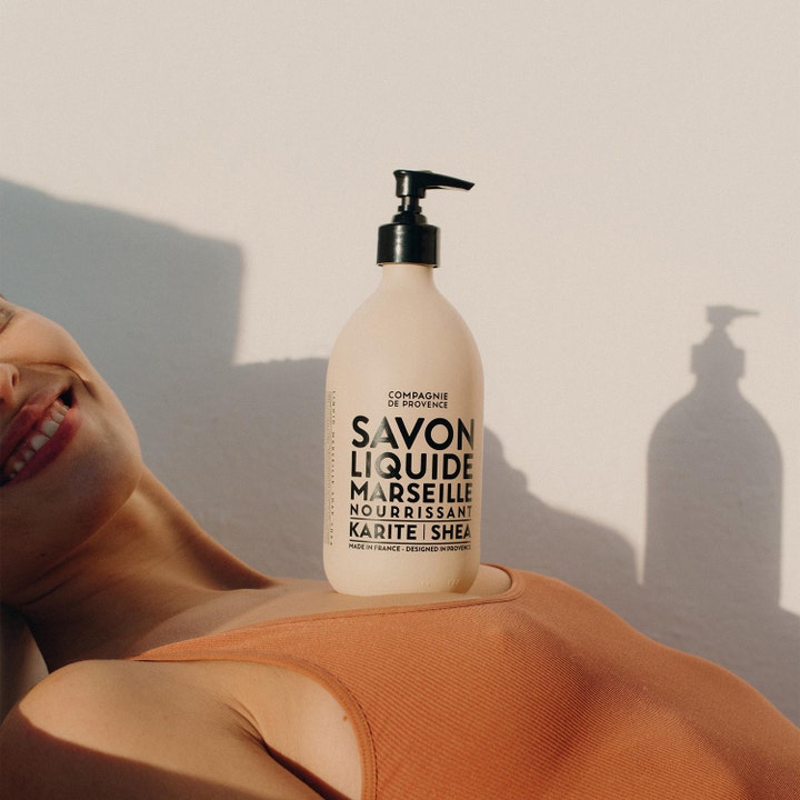 Compagnie de Provence Liquid Marseille Soap Shea Butter 495 ml nærende håndsåpe i beige pumpeflaske i et livsstilsbilde