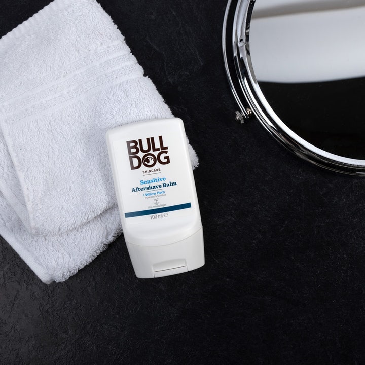 Bulldog Sensitive After Shave Balm 100 ml beroliger huden i hvit tube ved siden av en klut og et speil