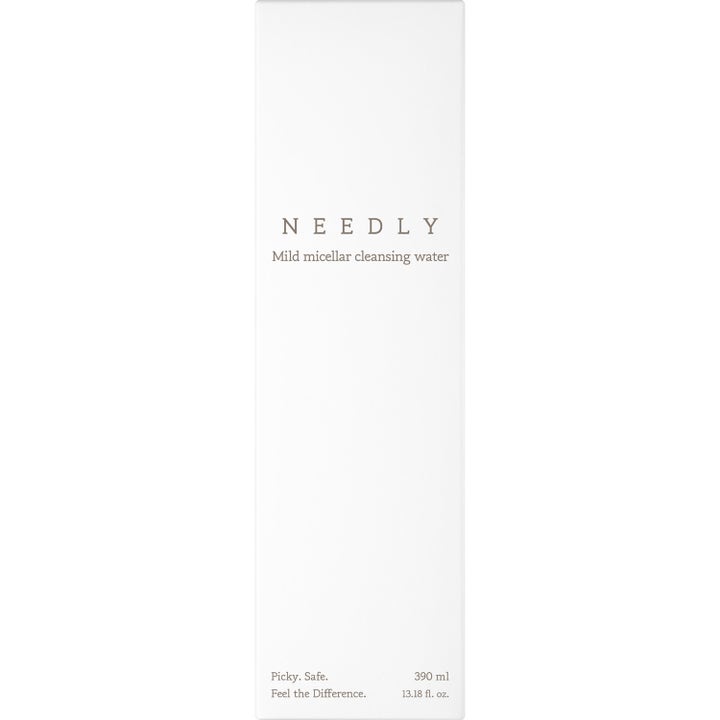 NEEDLY Mild Micellar Cleansing Water 390 ml micellærvann i hvit minimalistisk ytteremballasje for skånsom ansiktsrengjøring