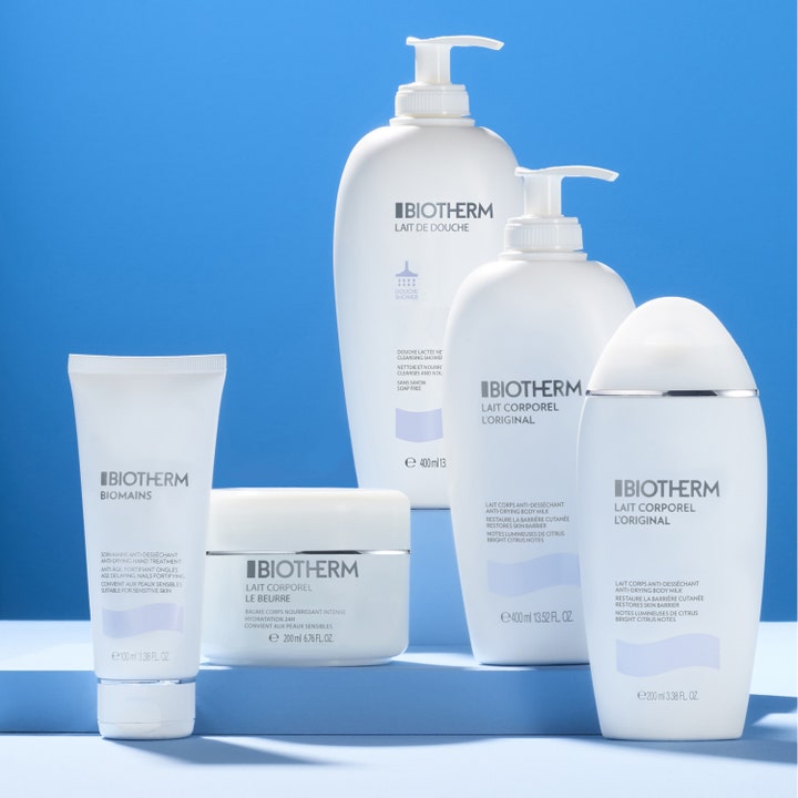 Biotherm Lait Corporel 400 ml fuktighetsgivende dusjsåpe i hvit pumpeflaske stilt opp mot en klar blå bakgrunn