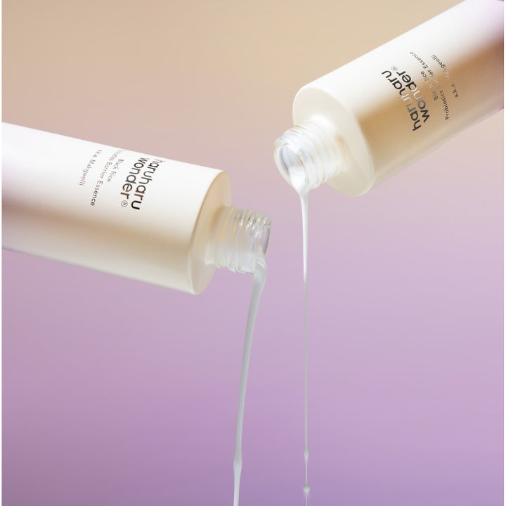 haruharu wonder Black Rice Probiotics Barrier Essence 120 ml styrkende essence med flytende melkehvit tekstur fra flasker