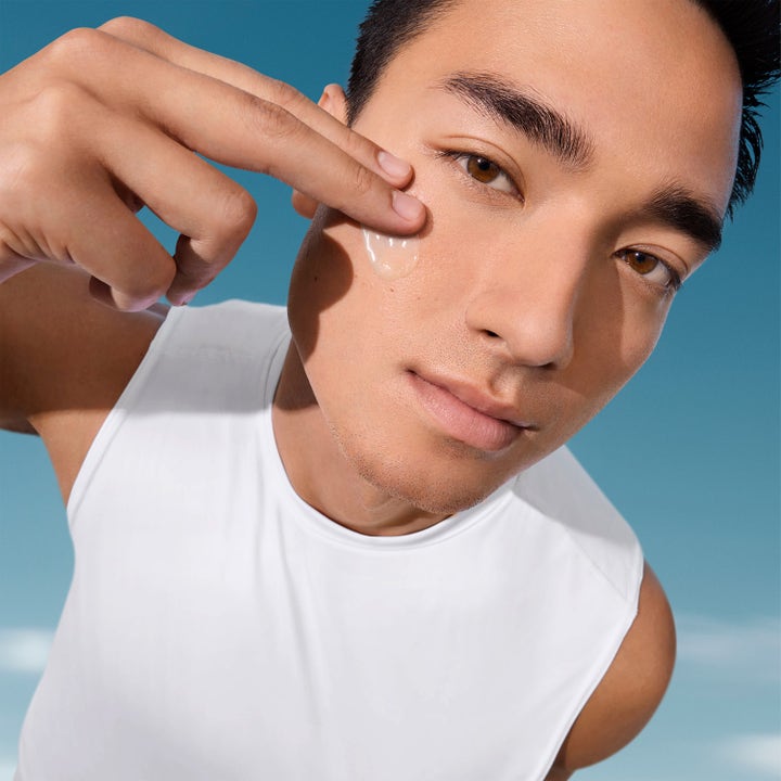 Biotherm Aquapower Advanced Gel 30 ml fuktighetsgivende ansiktskrem som en mann påfører huden for frisk glød.