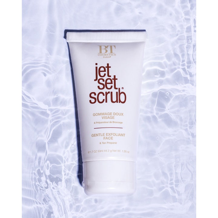 Jet Set Sun Jet Set Gentle Exfoliant Face Scrub 50 ml ansiktsskrubb i hvit tube på en bakgrunn av krusende vann
