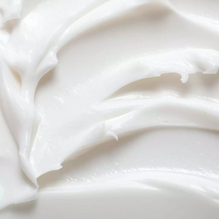 Jorgobé Niacinamide Hand Balm 65 ml fuktighetsgivende håndkrem med en hvit og fyldig tekstur med kremete strøk