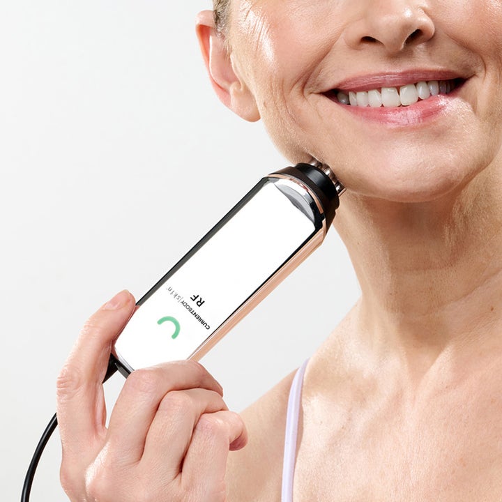 Currentbody Skin RF Radio Frequency Skin Tightening Device gir fastere hud og brukes her på kjevelinjen.