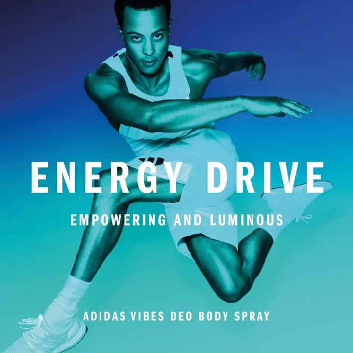 Adidas Vibes Energy Drive 150 ml deo spray som gir energi viser en aktiv mann i bevegelse i blått lys