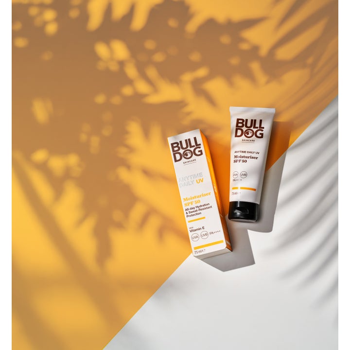 Bulldog Anytime Daily Moisturiser SPF 50 75 ml fuktighetskrem med solbeskyttelse i hvit tube og eske med palmeskygger