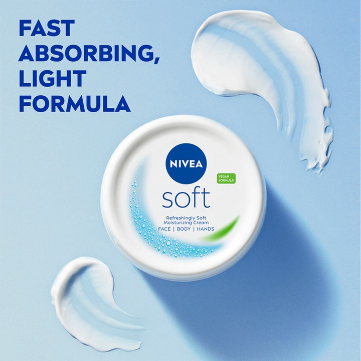 Nivea Soft 500 ml fuktighetskrem i hvit krukke med vegansk formel og lette kremstrøk på blå bakgrunn.