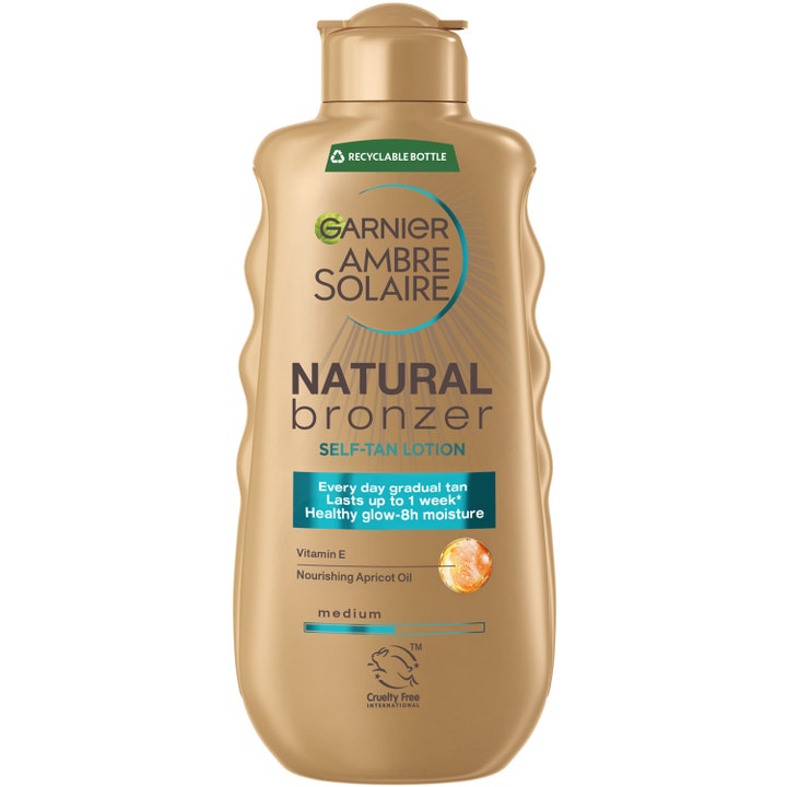 Garnier Ambre Solaire Natural Bronzer 200 ml selvbruning gir glød i en gullfarget plastflaske med riller.