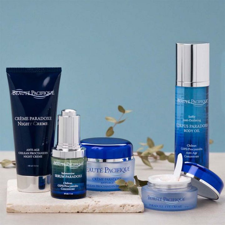 Beauté Pacifique Crème Paradoxe Day Cream 50 ml anti-age dagkrem i blå glasskrukke vist i en gruppe hudpleieprodukter.