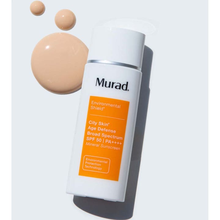 Murad Environmental Shield City Skin SPF 50 50 ml solkrem for ansiktet i hvit flaske med beige flytende tekstur.