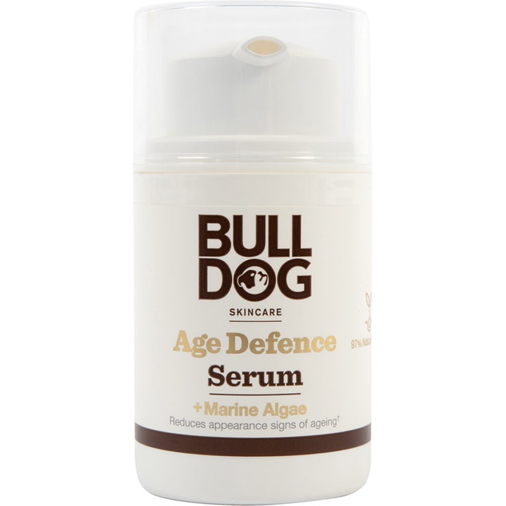 Bulldog Age Defence Serum 50 ml reduserer aldringstegn med marine alger i en hvit pumpeflaske med gjennomsiktig kork.