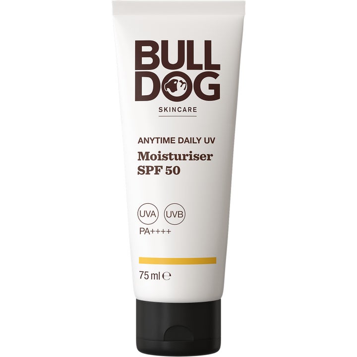Bulldog Anytime Daily UV Moisturiser 75 ml fuktighetskrem i hvit tube med sort lokk gir SPF 50 solbeskyttelse.