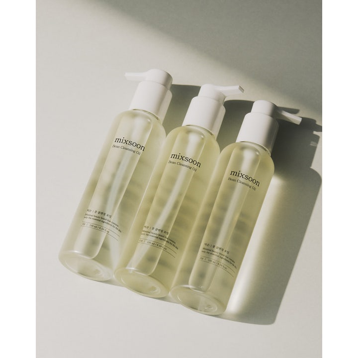 Mixsoon Bean Cleansing Oil 195 ml ansiktsrengjøring i tre klare flasker med hvit pumpe og gulaktig olje.