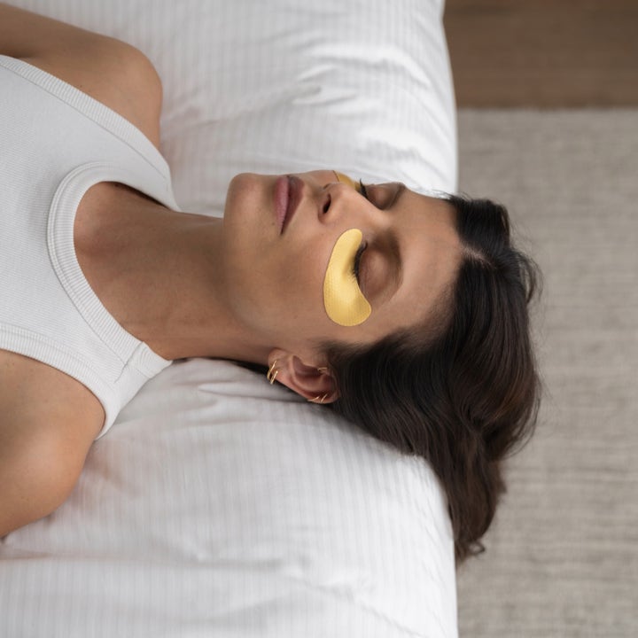 Codage Paris The Eye Contour patches 6 sett øyemasker kvinne som hviler med gylne patches under øynene