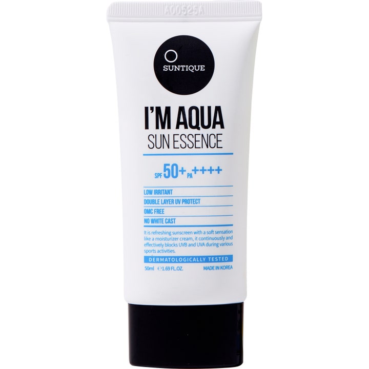 Suntique I'M AQUA Sun Essence 50ml beroligende solkrem SPF 50+ i hvit tube med svart kork og blå detaljer