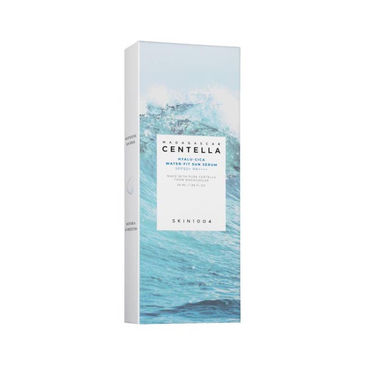 SKIN1004 Madagascar Centella Hyalu-Cica Sun Serum 50 ml fuktighetsgivende solkrem i eske med blått bølgemotiv SPF50