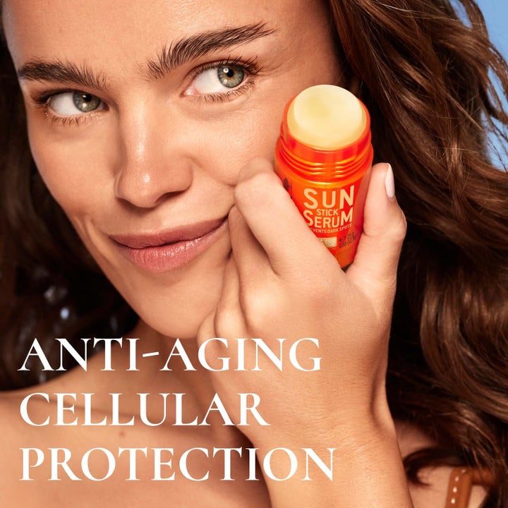 Nuxe Sun Stick Serum 25 g solstift for ansikt som gir anti-aging cellular protection vist i bruk av en kvinne.
