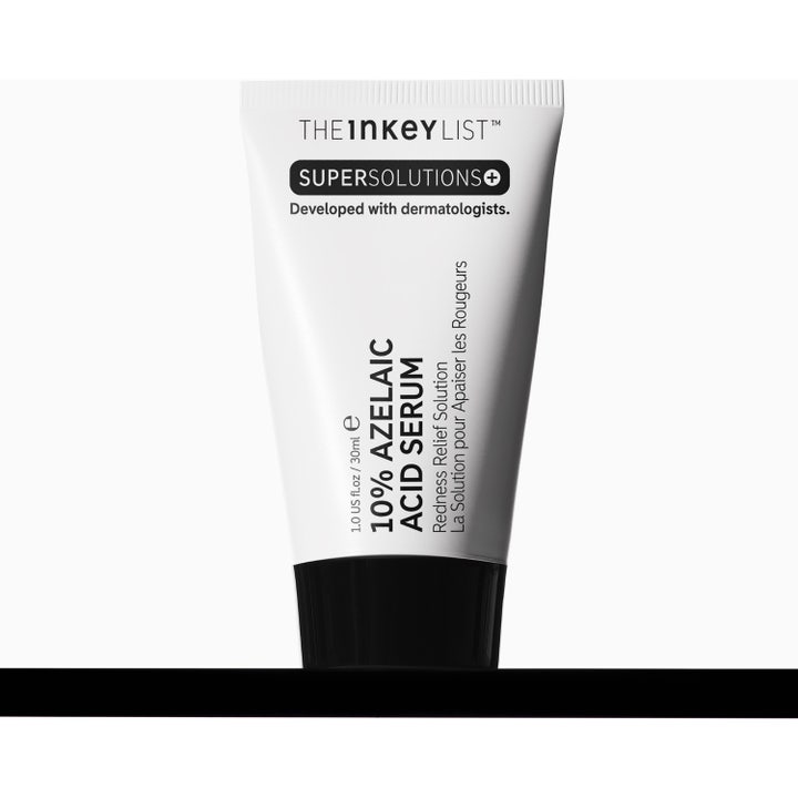 The INKEY List Azelaic Acid 10% Serum 30 ml ansiktsserum med en kremet grønnaktig tekstur som beroliger huden.