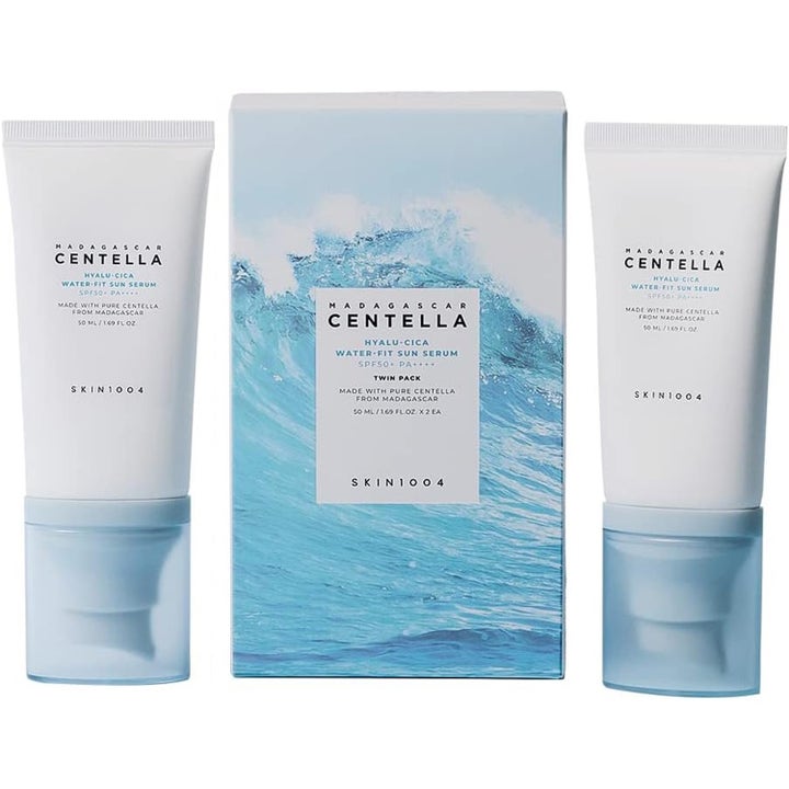 Skin1004 Hyalu-Cica Water-Fit Sun Serum Twin Pack 2x50 ml solbeskyttelse i hvite tuber med lyseblå korker og bølgeeske.