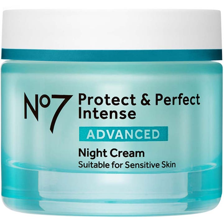 No7 Protect & Perfect Intense Advanced Night Cream nattkrem for sensitiv hud i en lyseblå krukke med hvitt lokk