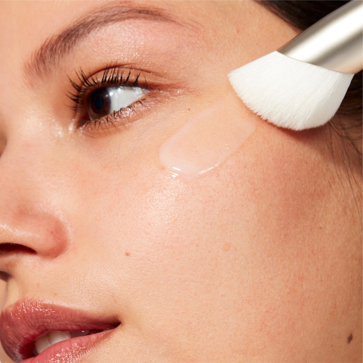 MAC Cosmetics Serum + Moisturizer Brush 1 stk hudpleiebørste påfører serum jevnt på huden for glød.