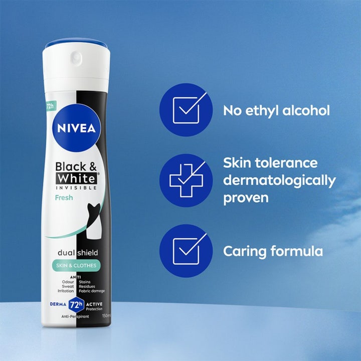 NIVEA Black & White Fresh Spray 150 ml deodorant spray gir 48 timers beskyttelse vist med kvinne i treningspositur.