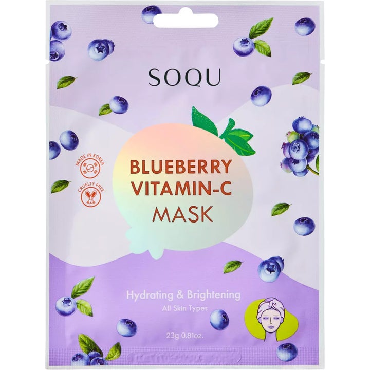 SOQU Blueberry Vitamin-C Mask 23 g fuktighetsgivende sheetmaske i lilla pose med blåbær og grønne blader.