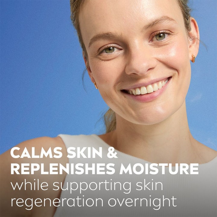 NIVEA Soothing Night Cream 50 ml beroligende nattkrem vist med en smilende kvinne med sunn hud på blå bakgrunn.