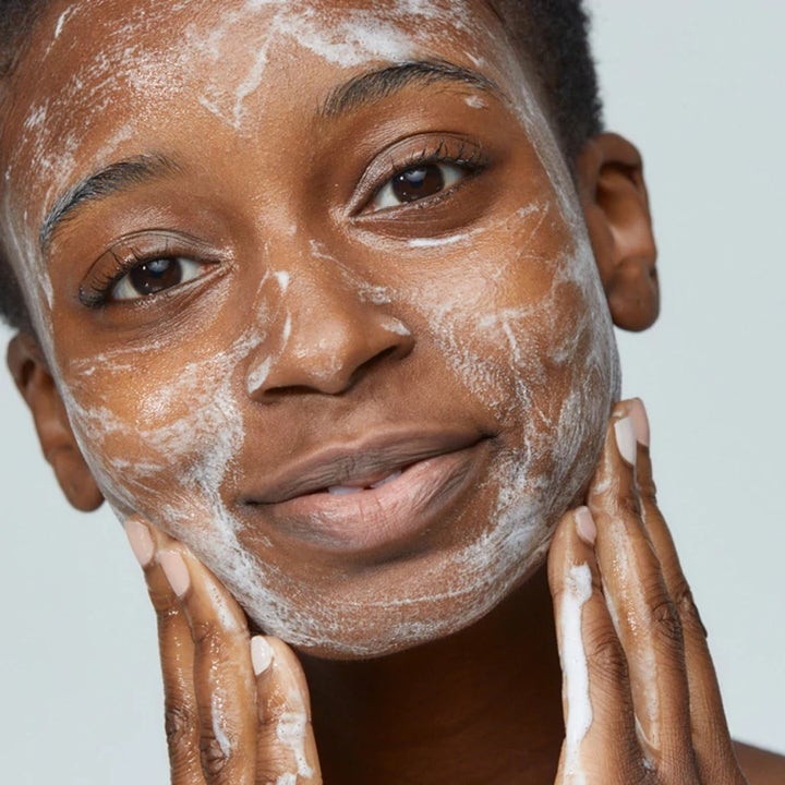Dermalogica Special Cleansing Gel & Active Moist 350 ml hudpleie med ansiktsrens som skummer hvitt på huden.
