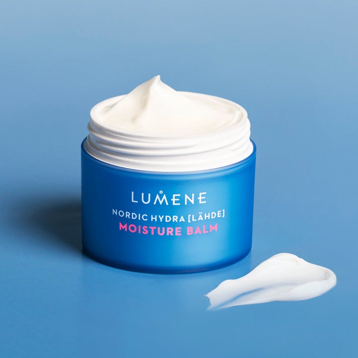 Lumene Nordic Hydra Moisture Balm 50 ml fuktighetsgivende ansiktskrem i blå krukke med fyldig hvit tekstur.
