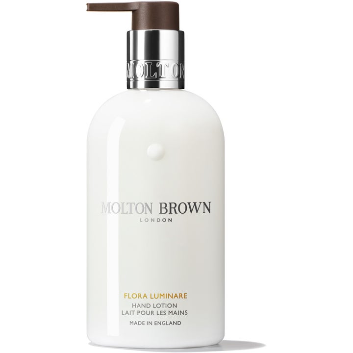 Molton Brown Flora Luminare Hand Lotion 300 ml pleiende håndkrem i hvit pumpeflaske med sølvdetaljer