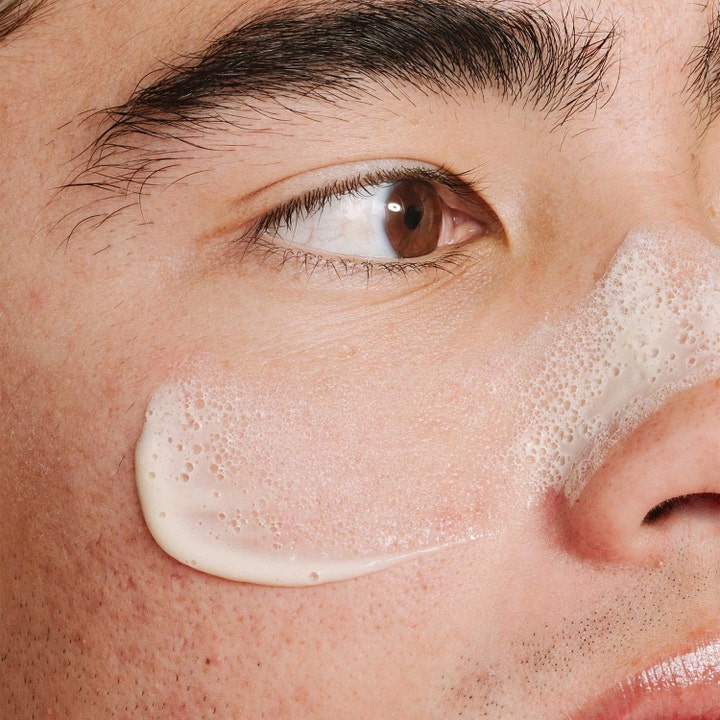 Dermalogica Clear Start Blackhead Clearing Fizz Mask 50 ml ansiktsmaske med hvit boblende tekstur på nese og kinn