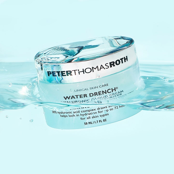 Peter Thomas Roth Water Drench Cloud Creme 50 ml ansiktskrem med hyaluronsyre i lyseblå krukke nedsenket i vann.