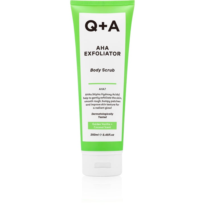 Q+A AHA Exfoliator Body Scrub 250 ml eksfolierende kroppsskrubb som gir glød i en grønn og hvit tube med hvit kork.