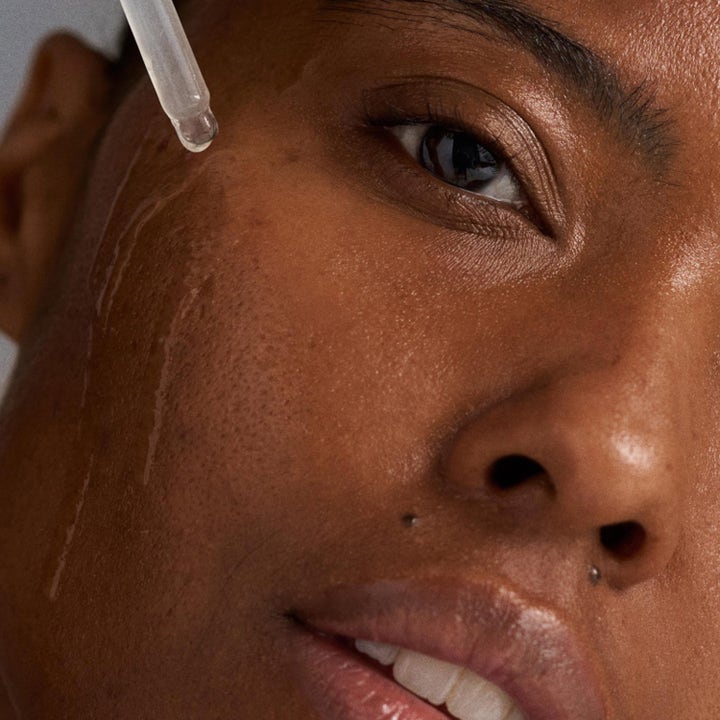 Dermalogica Circular Hydration Serum 59 ml påføres med pipette på fuktfattig hud for optimal fuktighet.