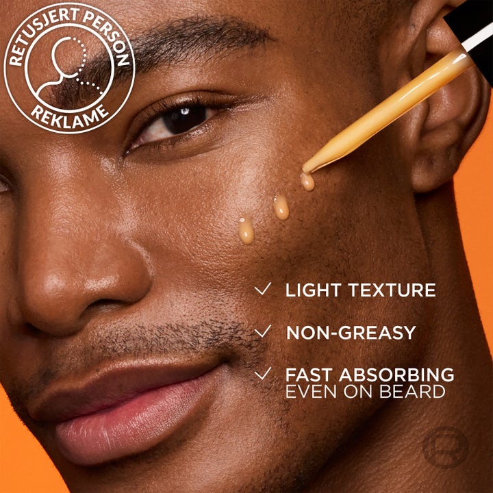 L'Oréal Paris Men Expert Hydra Energetic Vitamin C Serum 30 ml ansiktsserum påføres med pipette på hud med lett tekstur.