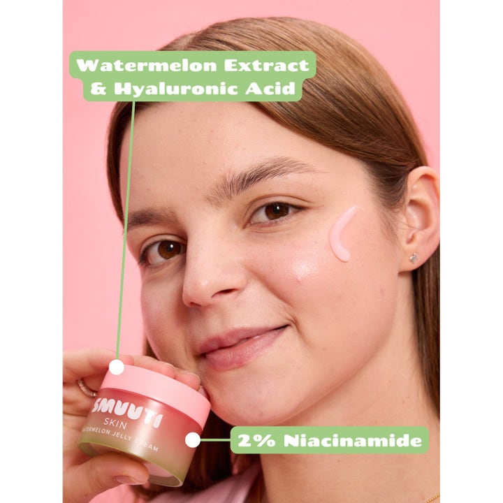 Smuuti Skin Watermelon Jelly Cream 50 ml fuktighetskrem med niacinamid og rosa gelétekstur på modellens kinn