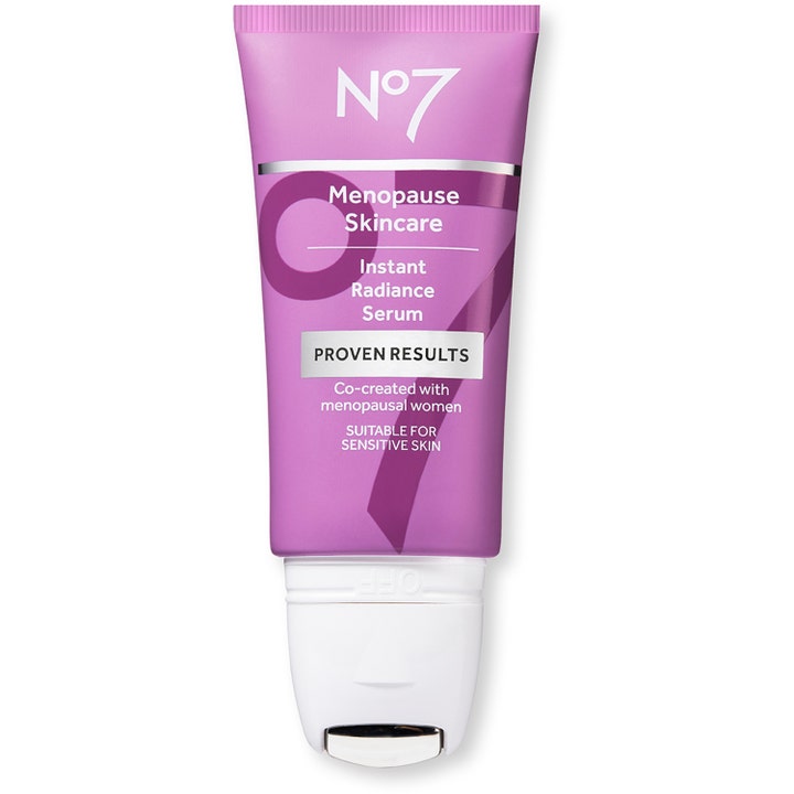 No7 Menopause Skincare Instant Radiance Serum glødgivende ansiktsserum i lilla tube med hvit applikator